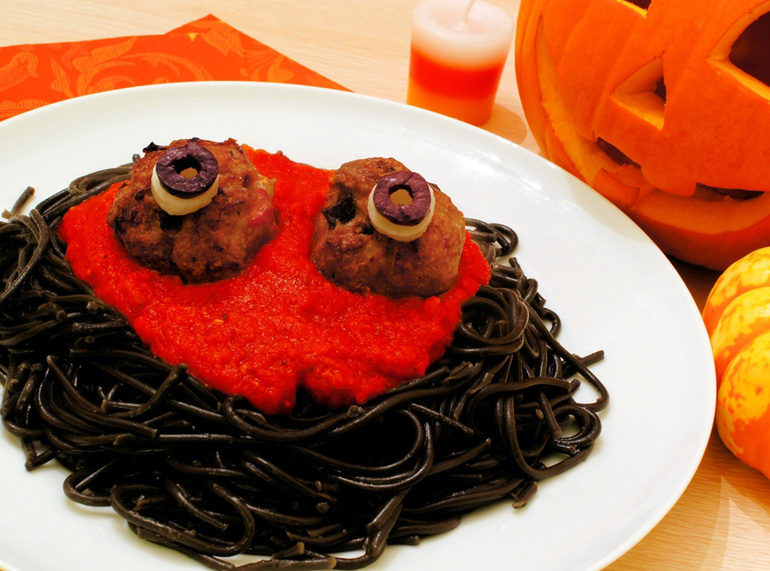 Espaguetis negros con albóndigas