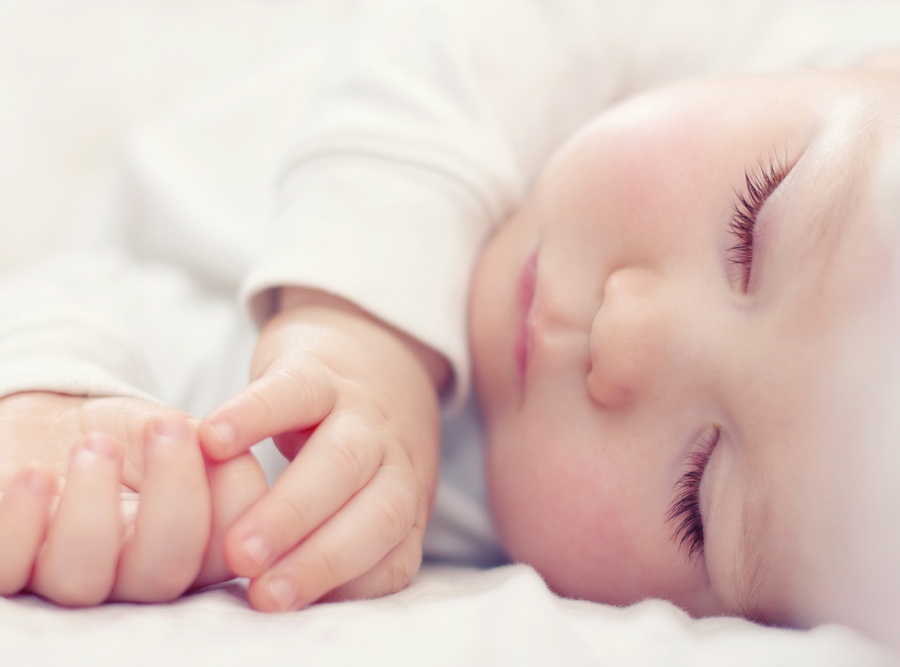 ¿Cómo influye la alimentación en el sueño del bebé?
