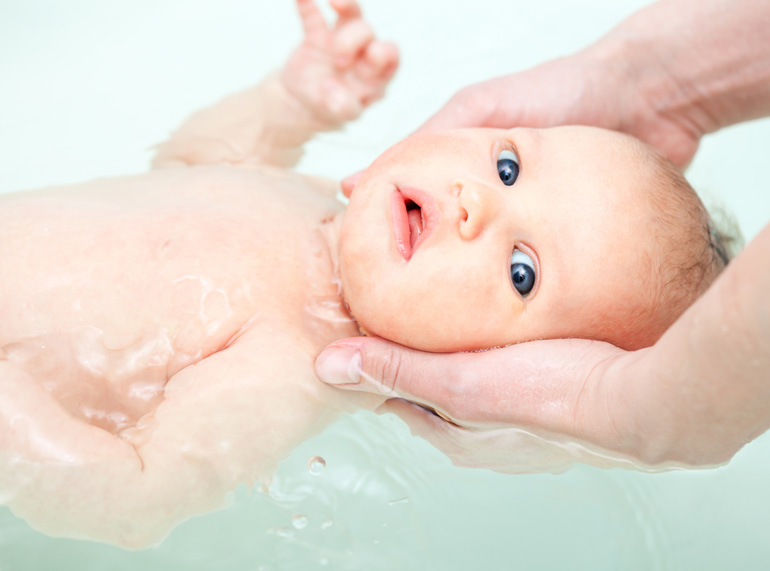 Recomendaciones para bañar al bebé